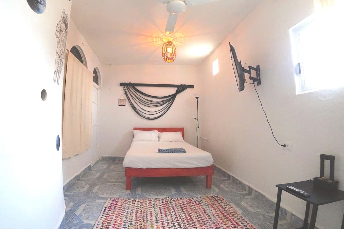 Estudio básico | Decoración personalizada, muebles diferentes, escritorio y wifi gratis