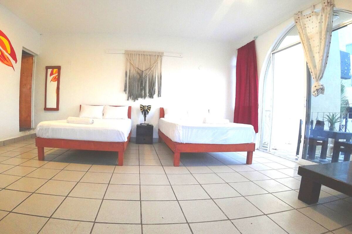 Habitación doble Confort | Decoración personalizada, muebles diferentes, escritorio y wifi gratis