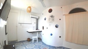 Estudio básico | Decoración personalizada, muebles diferentes, escritorio y wifi gratis 