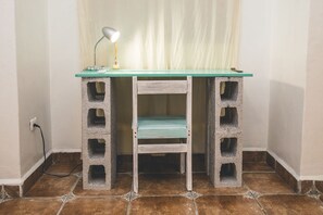 Quarto casal básico | Área de estar | TV LED