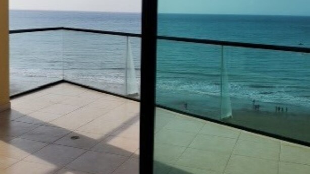 A balcony with a view of the sea. - On the Beach!  - walk to the mall and restaurants!  Great for remote workers (Manta)