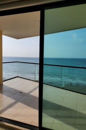 A balcony with a view of the sea. - On the Beach!  - walk to the mall and restaurants!  Great for remote workers (Manta)