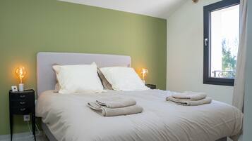 4 bedrooms, desk, soundproofing, iron/ironing board