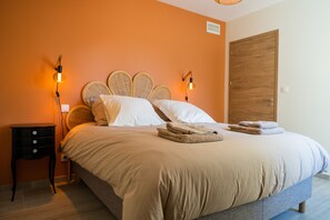 4 chambres, bureau, chambres insonorisées, fer et planche à repasser