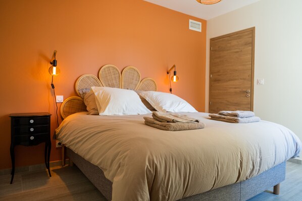 4 Schlafzimmer, Schreibtisch, schallisolierte Zimmer