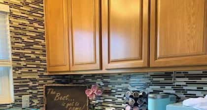 City Lights and Sunset Views Stylish Condo with Free Parking and Wi-fi!