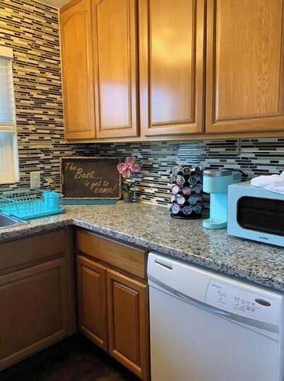 City Lights and Sunset Views Stylish Condo with Free Parking and Wi-fi!