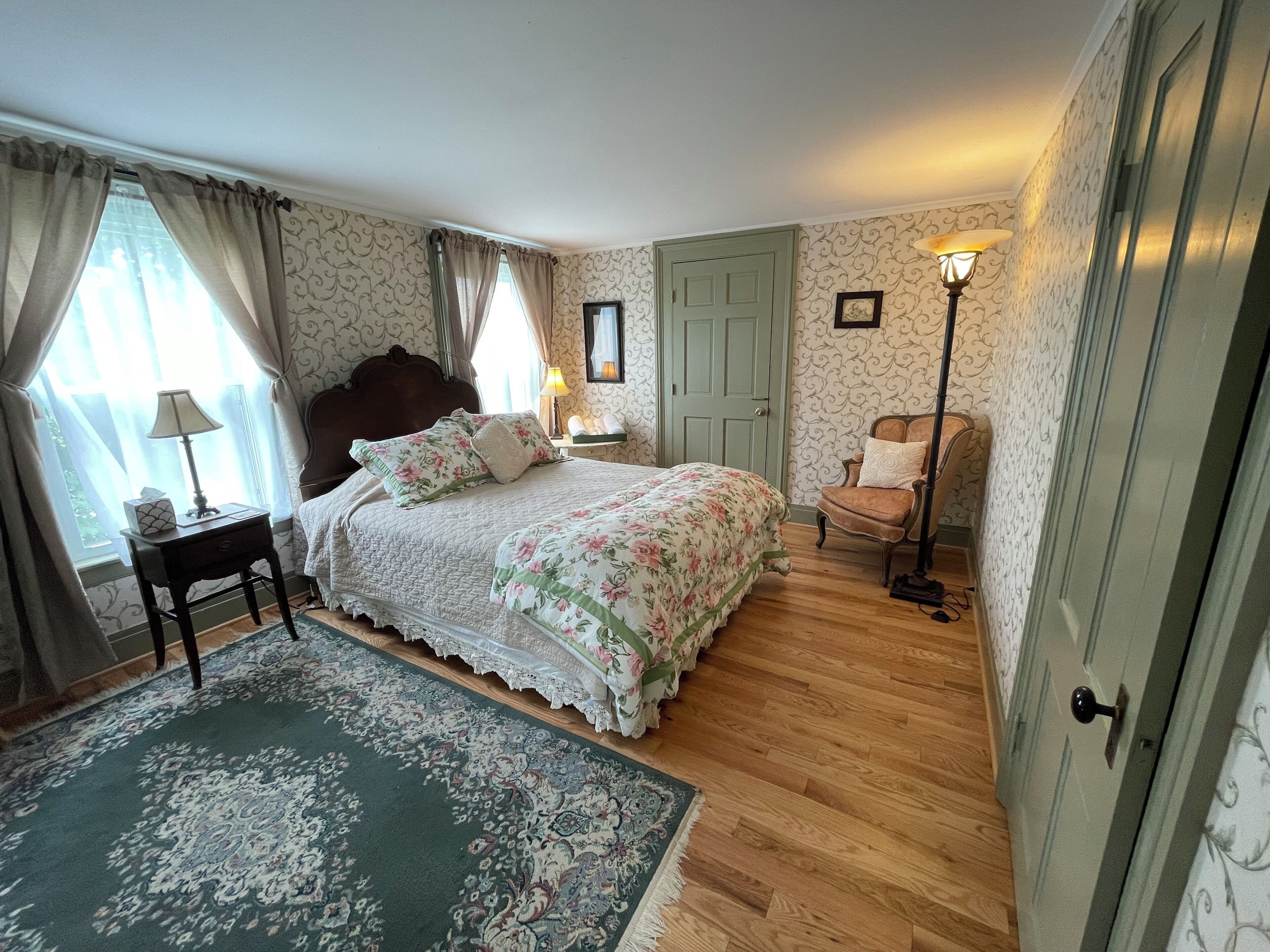 6 soverom, skrivebord, strykejern/-brett og reiseseng for barn