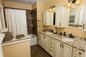 وحدات دش مع أحواض استحمام، مجففات شعر، مناشف، صابون