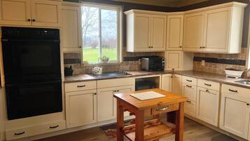 Een koelkast, een magnetron, een oven, een kookplaat