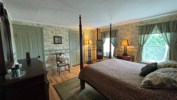 6 slaapkamers, een bureau, een strijkplank/strijkijzer, gratis wifi