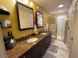 Combined shower/tub, hair dryer, towels, soap - Relax at The Farmhouse at Kindred Ground (Avon)