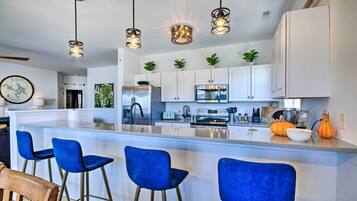 Fridge, microwave, stovetop, dishwasher