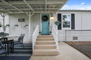 Outdoor dining - Boat & Fish on Lewisville Lake: Pet-Friendly Haven (Lake Dallas)
