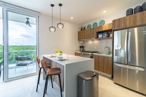 Refrigerador, microondas, horno y parrilla de estufa