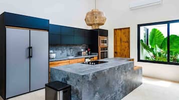 Een koelkast, een magnetron, een oven, een kookplaat