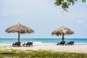 Beach nearby, sun loungers, beach towels