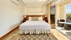 Camera d'albergo con un letto grande, due comodini con lampade, una finestra vista esterna e un soffitto con illuminazione incassata.