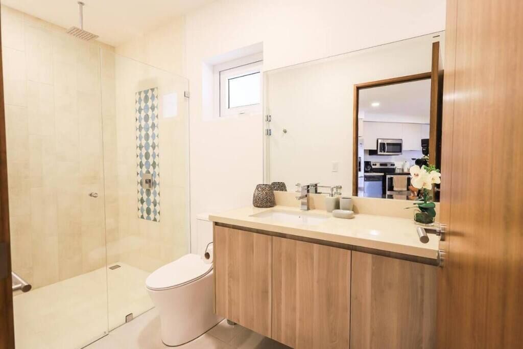 Baignoire, articles de toilette écologiques, séchoir à cheveux