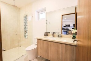 Badewanne, umweltfreundliche Kosmetikartikel, Haartrockner, Handtücher