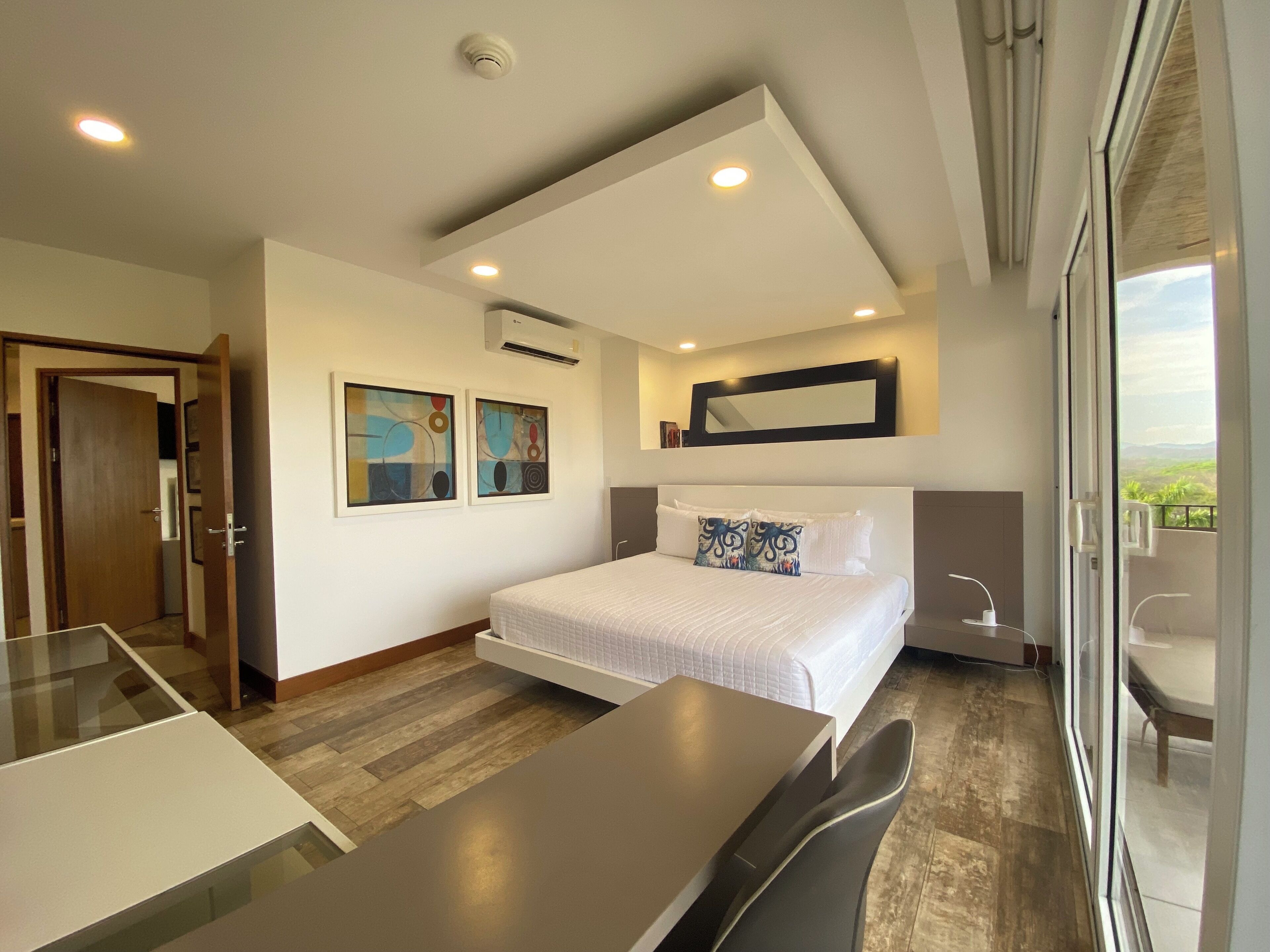 2 habitaciones, caja de seguridad en la habitación y escritorio 