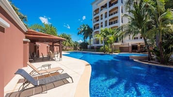 Una piscina al aire libre