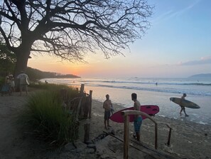 Perto da praia, espreguiçadeiras, toalhas de praia