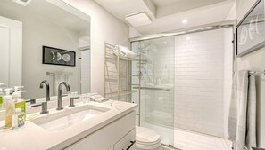 Dusche, Haartrockner, Handtücher, Seife