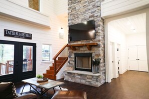 Interior - Stunning Farmhouse 1 mile to new casino sleeps 10 Hot Tub (Broken Bow)