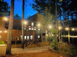 Exterior - Stunning Farmhouse 1 mile to new casino sleeps 10 Hot Tub (Broken Bow)