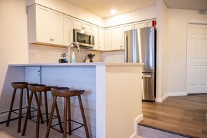 Fridge, microwave, oven, stovetop - Newly renovated! 3 BR, slopeside Winterplace condo on Okemo Mountain (Ludlow)