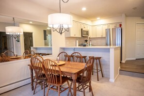 Dining - Newly renovated! 3 BR, slopeside Winterplace condo on Okemo Mountain (Ludlow)