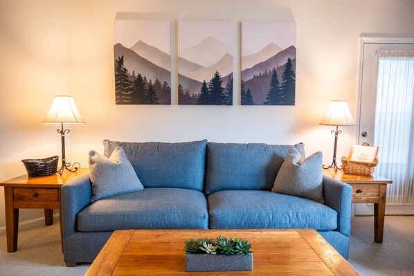 Smart TV, fireplace - Newly renovated! 3 BR, slopeside Winterplace condo on Okemo Mountain (Ludlow)