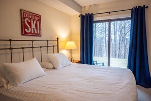 3 bedrooms, free WiFi, bed sheets - Newly renovated! 3 BR, slopeside Winterplace condo on Okemo Mountain (Ludlow)