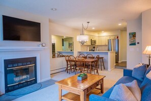 Smart TV, fireplace - Newly renovated! 3 BR, slopeside Winterplace condo on Okemo Mountain (Ludlow)