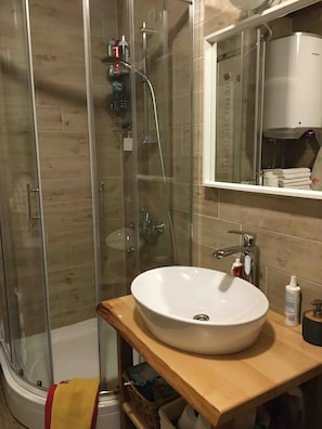 Dusche, Haartrockner, HandtĂŒcher