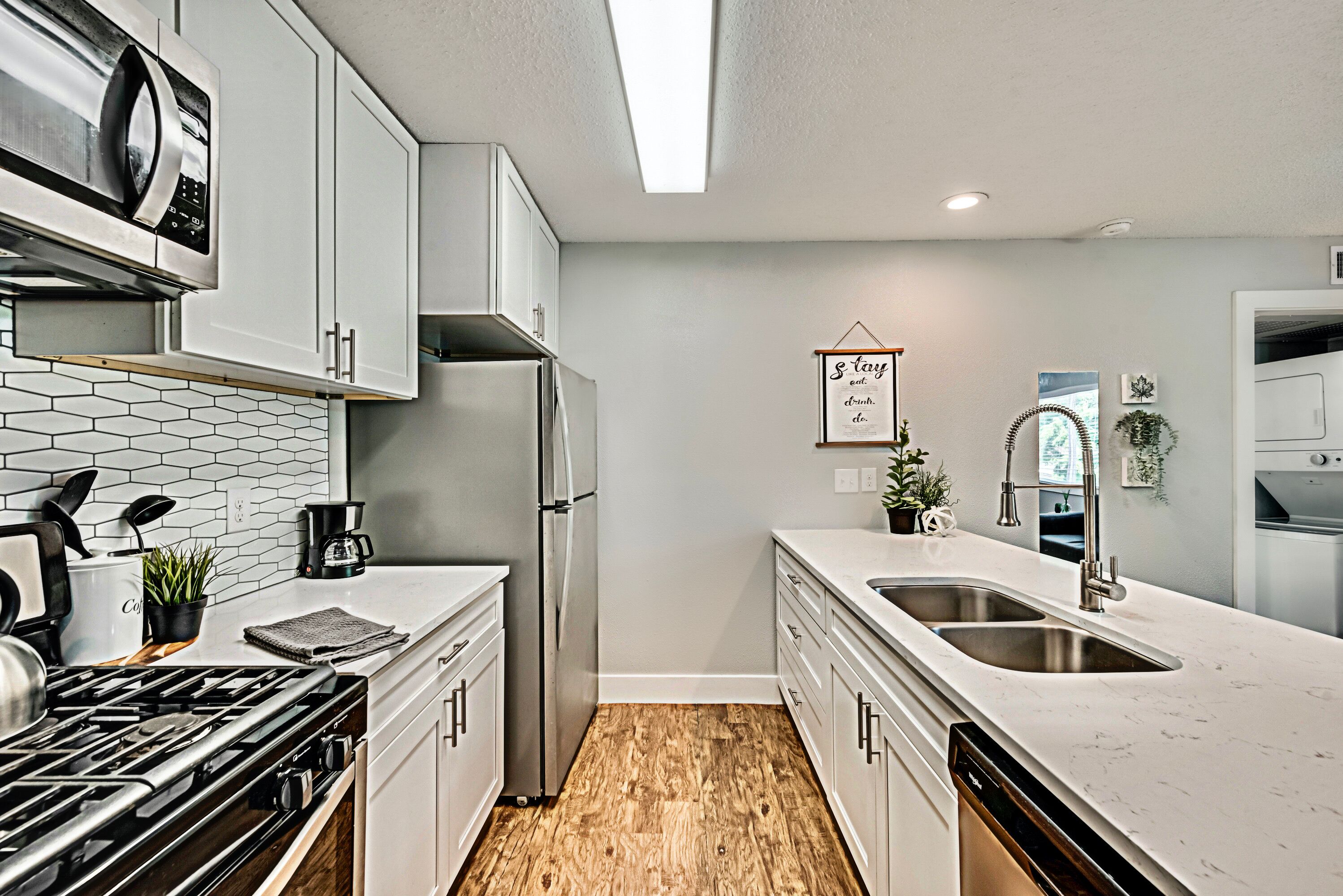 冷蔵庫、電子レンジ、オーブン、コンロ