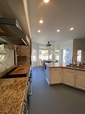 Kylskåp, ugn, spishäll och diskmaskin