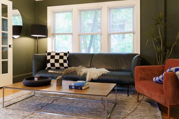 Smart TV, books, stereo, offices