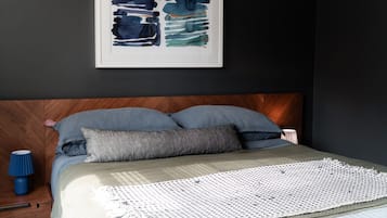 4 slaapkamers, een bureau, een strijkplank/strijkijzer, reisbedje