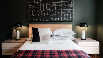 4 makuuhuonetta, työpöytä, silitysrauta/-lauta, vauvan matkasänky