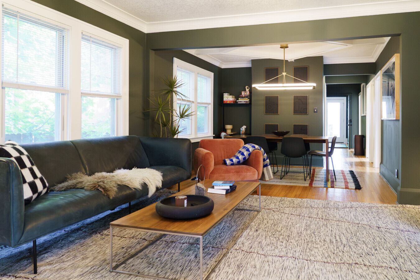 Una Smart TV, libros, un reproductor estéreo, una oficina