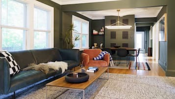 Älytelevisio, kirjoja, stereot, työhuone