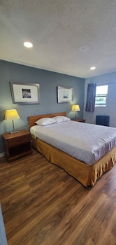 Basic Room, 1 Queen Bed, Non Smoking | Free WiFi, bed sheets at Travelers Inn