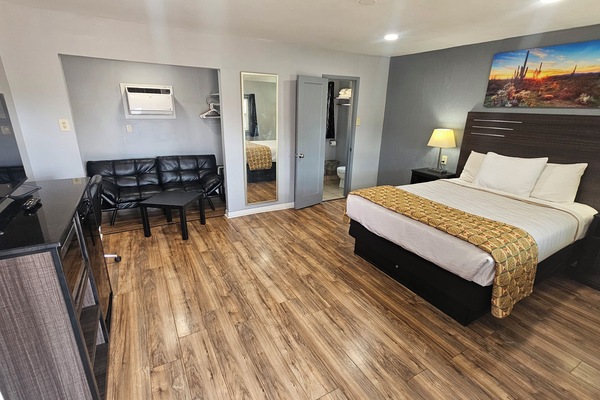 Deluxe Room, 1 Queen Bed, Non Smoking | Premium bedding, blackout drapes, iron/ironing board