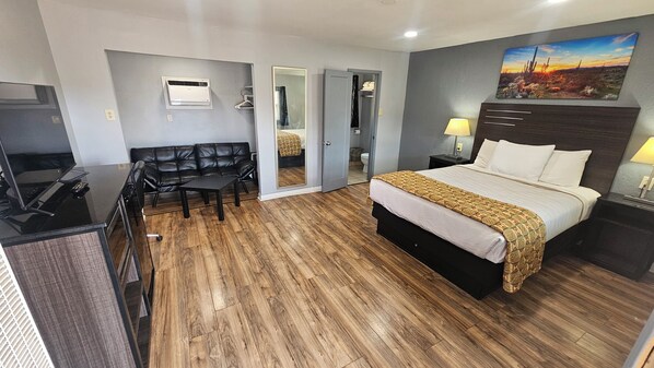 Deluxe Room, 1 Queen Bed, Non Smoking | Premium bedding, blackout drapes, iron/ironing board - Travelers Inn (Flagstaff)