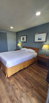 Basic Room, 1 Queen Bed, Non Smoking | Free WiFi, bed sheets at Travelers Inn