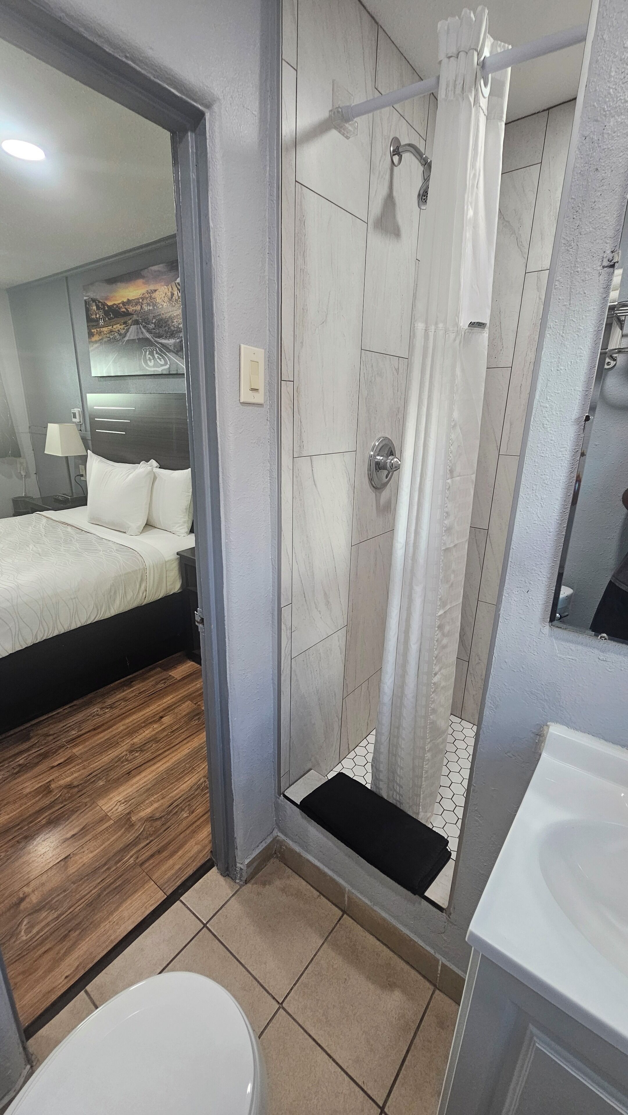 Basic Room, 1 Queen Bed, Non Smoking | Bathroom | Shower, hydromassage showerhead, hair dryer, towels