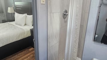 Chambre, 1 grand lit, non-fumeurs | Salle de bain | Douche, douche hydromassante, sèche-cheveux, serviettes fournies
