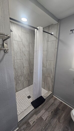 Chambre Deluxe, 1 grand lit, non-fumeur | Salle de bain | Douche, pomme de douche hydromassante, séchoir à cheveux